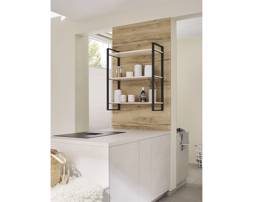 Bucătărie modernă cu raft suspendat, dulapuri albe și plită