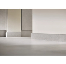 Plinte de piatră într-un spațiu cu design modern.