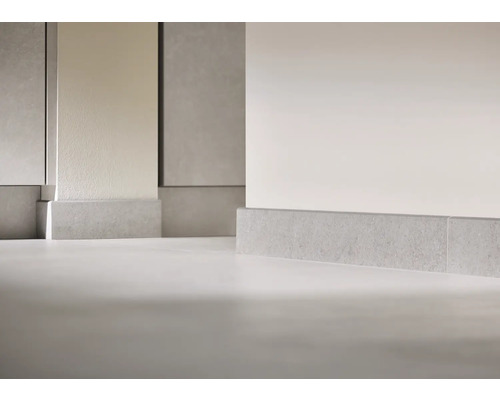 Plinte de piatră într-un spațiu cu design modern.