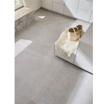 Cameră luminoasă cu gresie, piele de oaie și coș