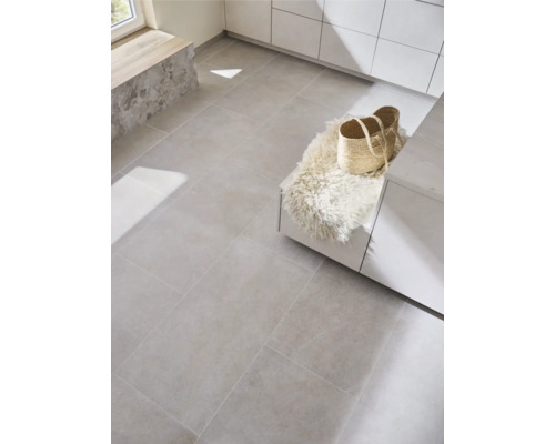 Cameră luminoasă cu gresie, piele de oaie și coș