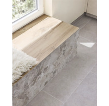 Bancă de fereastră cu blat de lemn și placare cu piatră pe podea cu gresie