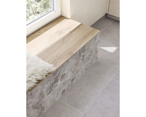 Bancă de fereastră cu blat de lemn și placare cu piatră pe podea cu gresie