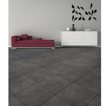 Living cu șezlong, bufet și decorațiuni pe perete