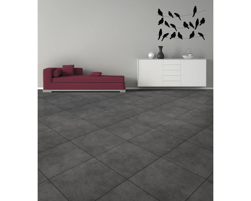 Living cu șezlong, bufet și decorațiuni pe perete