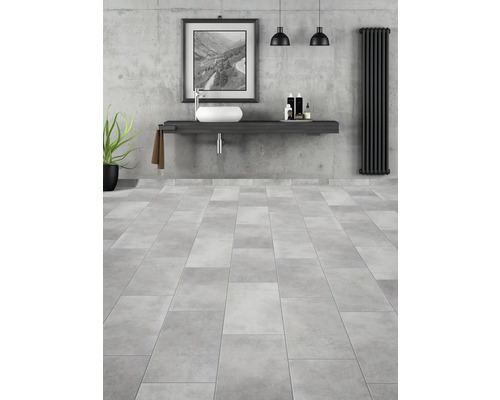 Baie modernă cu lavoar, vas de lavoar, calorifer și podea cu gresie.