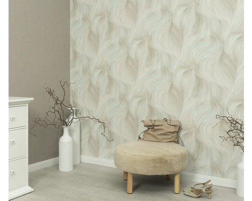 Scenă cu tapet cu model, taburet, poșetă și decorațiuni într-o cameră luminoasă.