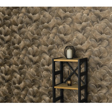 Tapet cu model floral și raft în cameră