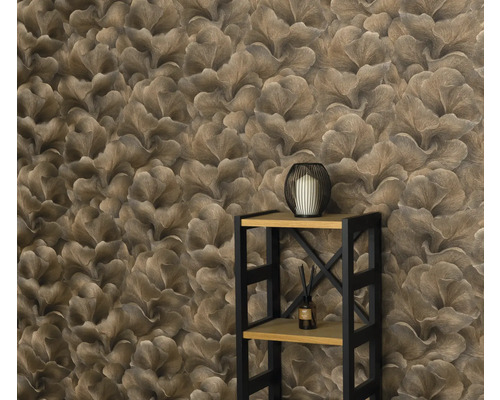 Tapet cu model floral și raft în cameră