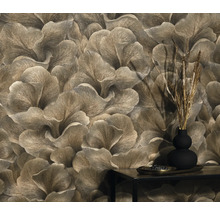 Prim-plan al unui perete cu tapet cu model floral și o măsuță cu decorațiuni