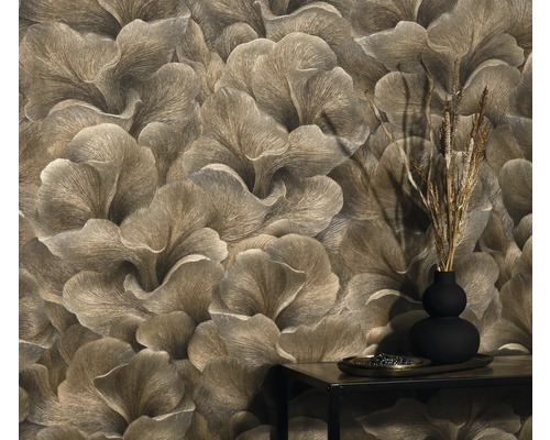 Prim-plan al unui perete cu tapet cu model floral și o măsuță cu decorațiuni