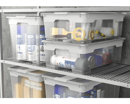 Mai multe cutii transparente din plastic cu capac stau într-un raft.