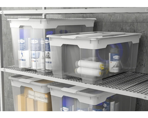 Mai multe cutii de depozitare transparente cu capac pe un raft.