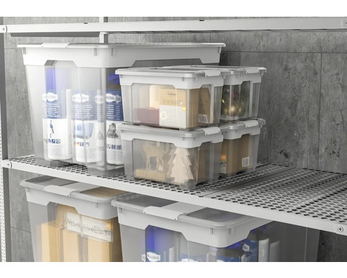 Fotografie cu cutii de depozitare transparente cu capace pe rafturi.