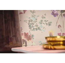 Prim-plan cu tapet floral cu un fragment de vază și un bol auriu