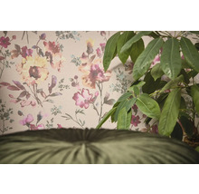 Tapet decorativ cu model floral și o plantă de interior în prim-plan.