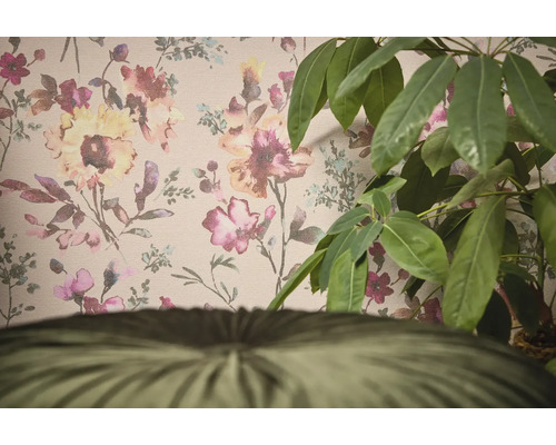 Tapet decorativ cu model floral și o plantă de interior în prim-plan.