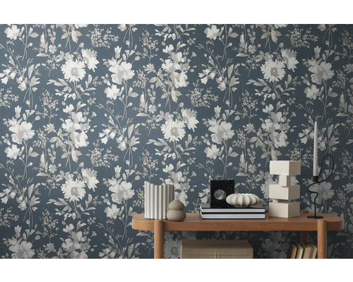 Tapetă decorativă cu model floral într-un living