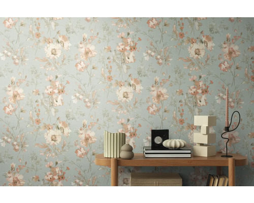 Prim-plan al unui perete cu tapet floral și o măsuță laterală cu obiecte decorative.