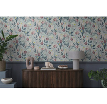 Cameră decorativă cu tapet cu model, comodă și plante de interior