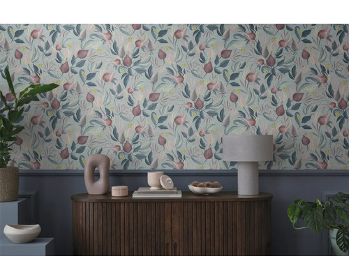 Cameră decorativă cu tapet cu model, comodă și plante de interior