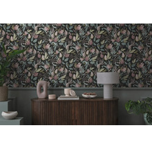 Tapet decorativ cu model floral într-un spațiu de locuit elegant