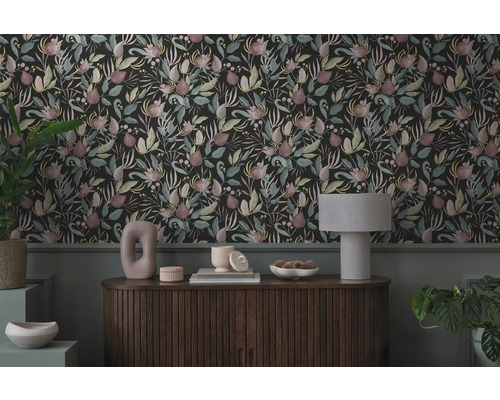 Tapet decorativ cu model floral într-un spațiu de locuit elegant