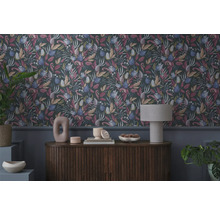 Tapetă decorativă cu model floral deasupra unei comode