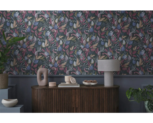 Tapetă decorativă cu model floral deasupra unei comode