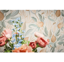 Tapetă florală cu model floral în spatele unui buchet de flori