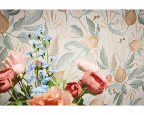 Tapetă florală cu model floral în spatele unui buchet de flori