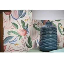 Tapet decorativ cu model floral și lampă de masă