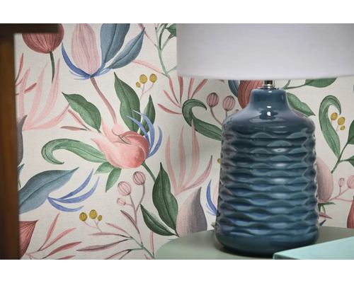 Tapet decorativ cu model floral și lampă de masă
