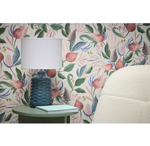 Scenă cu tapet floral, lampă de masă și măsuță laterală