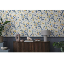 Vedere a camerei cu tapet cu model floral şi dulap din lemn cu obiecte decorative