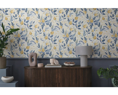 Vedere a camerei cu tapet cu model floral şi dulap din lemn cu obiecte decorative