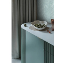 Bufet decorativ cu vas și bile ca element de design interior.