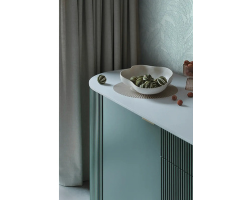 Bufet decorativ cu vas și bile ca element de design interior.