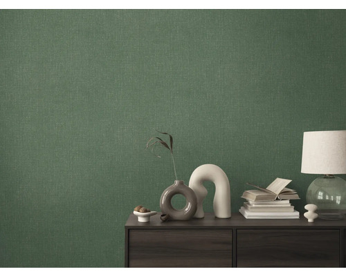 Prim-plan cu tapet textil verde pe un perete în spatele unui dulap.