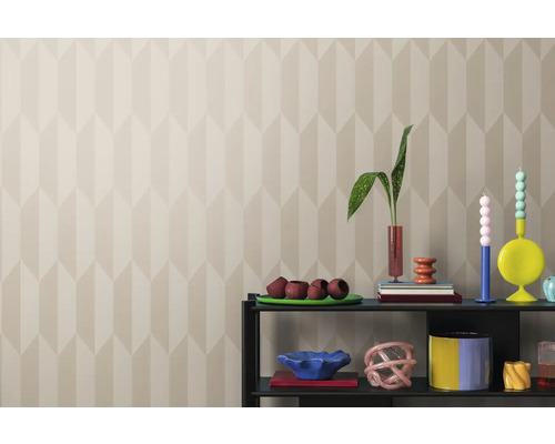 Fotografie de interior a unei camere cu un tapet cu model și un raft cu obiecte decorative