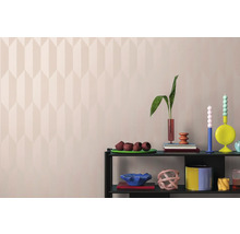 Obiecte decorative pe un raft în fața unui perete cu model geometric