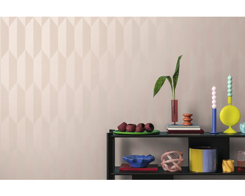 Obiecte decorative pe un raft în fața unui perete cu model geometric