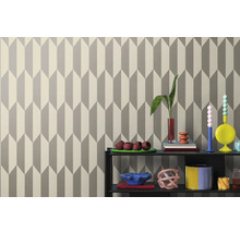 Tapet cu model geometric de săgeți în spatele unui raft cu decorațiuni.