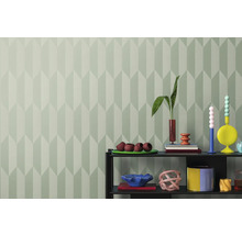 Interior cu tapet geometric și raft cu obiecte decorative