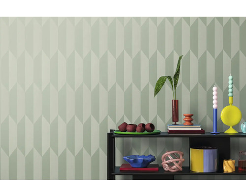 Interior cu tapet geometric și raft cu obiecte decorative
