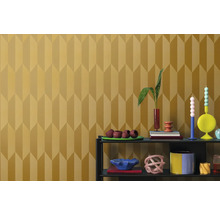 Perete cu model cu obiecte decorative pe un raft