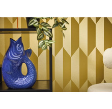 Imagine cu o cameră cu tapet geometric și vază decorativă în formă de pește