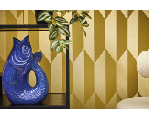 Imagine cu o cameră cu tapet geometric și vază decorativă în formă de pește