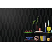 Decor de perete cu model geometric și elemente decorative pe un raft