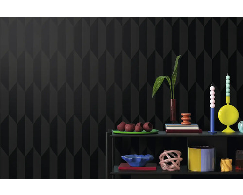 Decor de perete cu model geometric și elemente decorative pe un raft